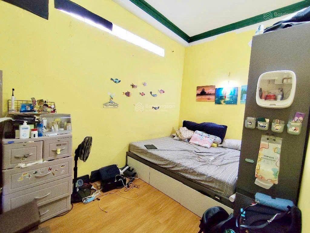 Sát phú nhuận . 3 tầng btct . 90m2 . 6pn. sổ hoàn công . cn đủ . sát vâch phú nhuận . chỉ 9ty hơn .