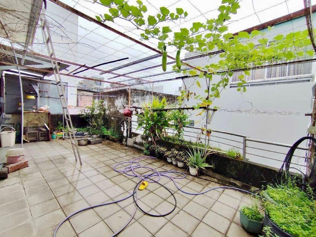 Sát phú nhuận . 3 tầng btct . 90m2 . 6pn. sổ hoàn công . cn đủ . sát vâch phú nhuận . chỉ 9ty hơn .