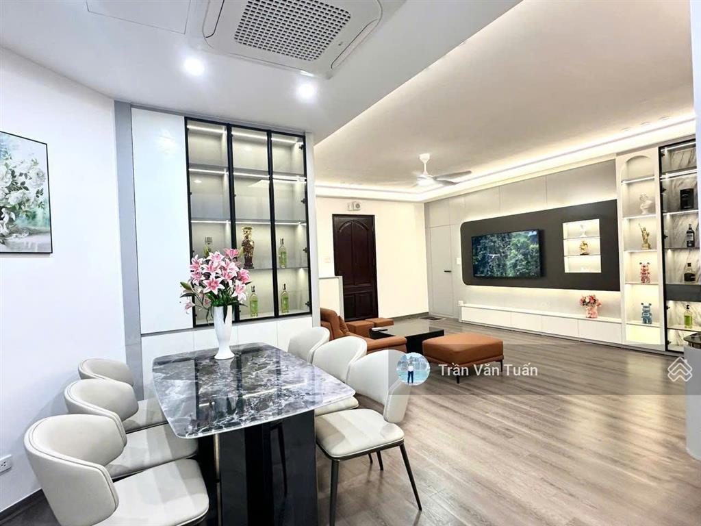 Chính chủ bán căn hộ chung cư 120m2 tòa 17t1 hoàng đạo thúy, 3pn + 2wc, full nội thất, giá 10,3 tỷ