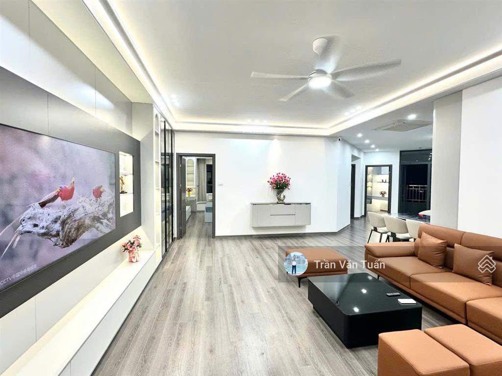 Chính chủ bán căn hộ chung cư 120m2 tòa 17t1 hoàng đạo thúy, 3pn + 2wc, full nội thất, giá 10,3 tỷ