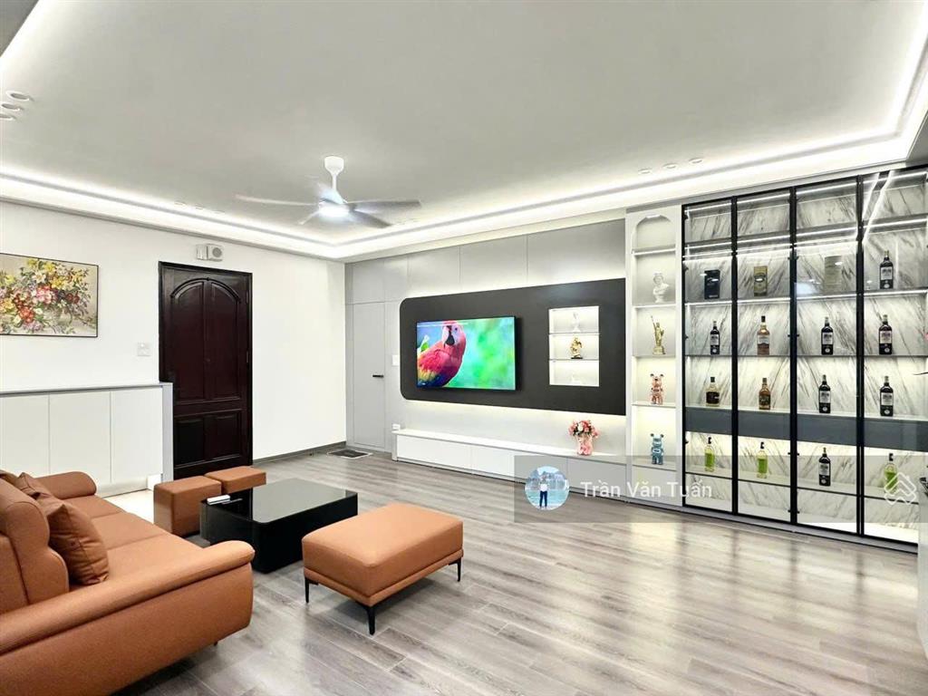 Chính chủ bán căn hộ chung cư 120m2 tòa 17t1 hoàng đạo thúy, 3pn + 2wc, full nội thất, giá 10,3 tỷ