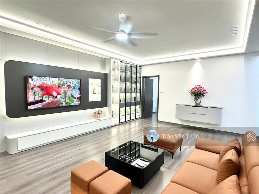 Chính chủ bán căn hộ chung cư 120m2 tòa 17t1 hoàng đạo thúy, 3pn + 2wc, full nội thất, giá 10,3 tỷ