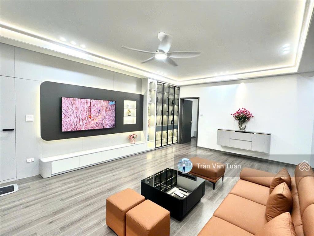 Chính chủ bán căn hộ chung cư 120m2 tòa 17t1 hoàng đạo thúy, 3pn + 2wc, full nội thất, giá 10,3 tỷ
