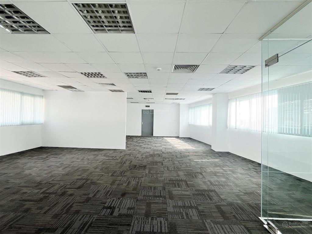 Mặt tiền 16  18 nguyễn trãi ngay vòng xoay phù đổng quận 1.
