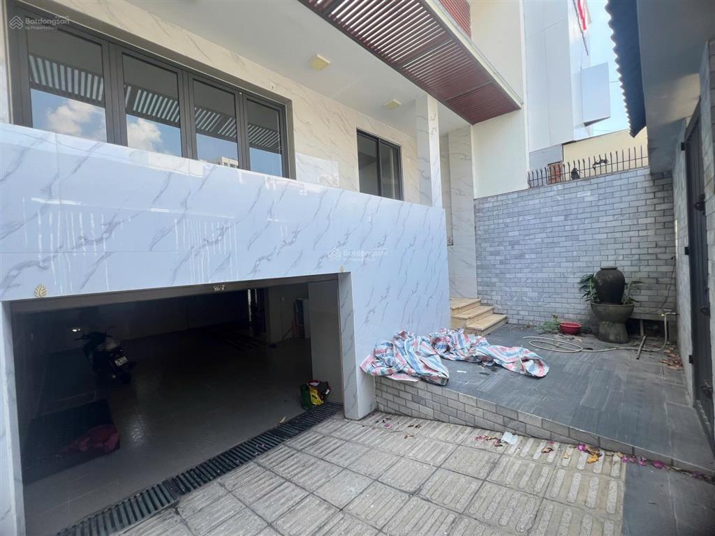 Cho thuê biệt thự ngay gigamall thủ đức, 8x16m, hầm 4 tầng thang máy giá 38tr/th, dtsd hơn 450m2