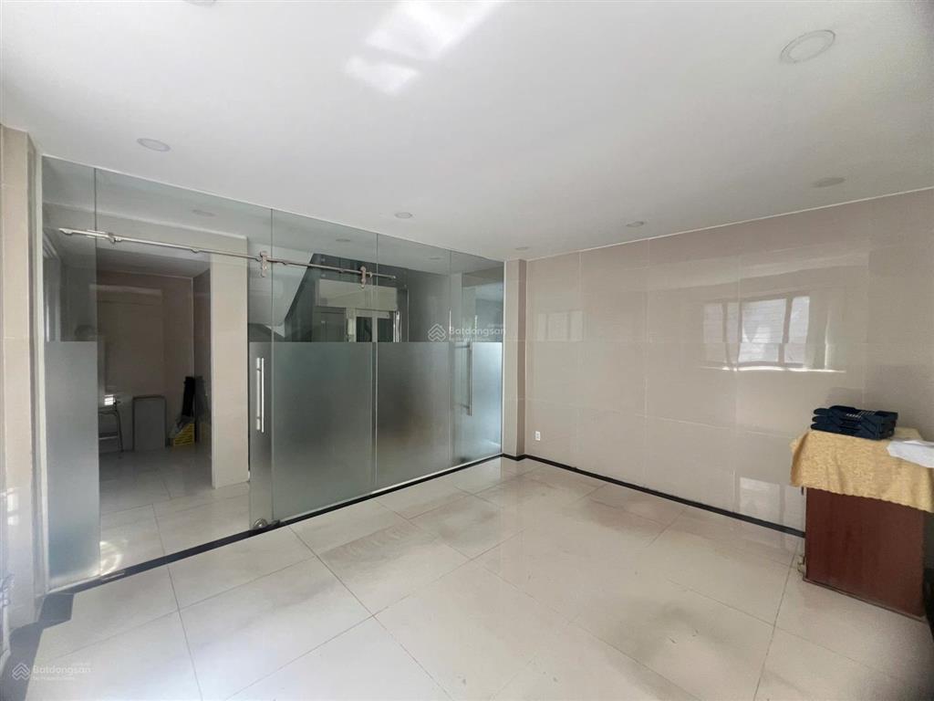Cho thuê biệt thự ngay gigamall thủ đức, 8x16m, hầm 4 tầng thang máy giá 38tr/th, dtsd hơn 450m2