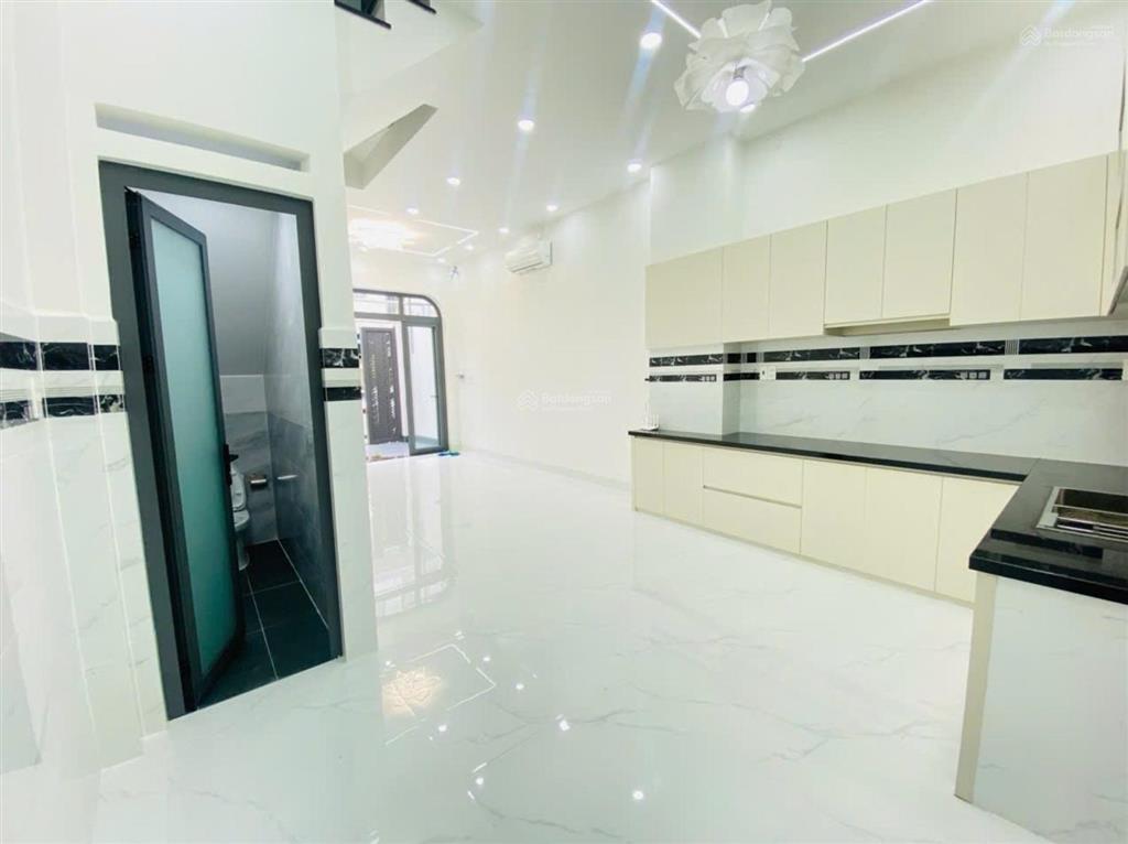 Nhà 3 tầng! cạnh vinhomes  oto đậu cửa  di chuyển sang vinhomes 2'  hoàn công