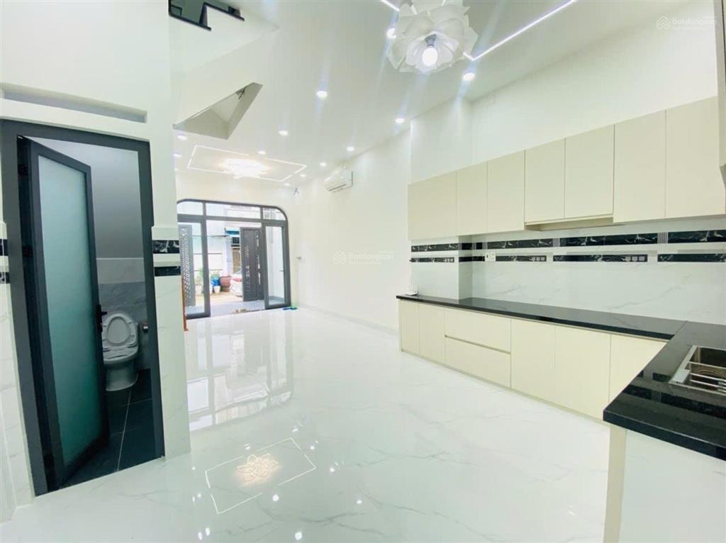 Nhà 3 tầng! cạnh vinhomes  oto đậu cửa  di chuyển sang vinhomes 2'  hoàn công