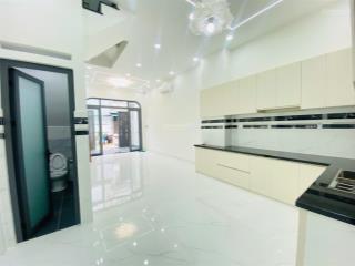 Nhà 3 tầng! cạnh vinhomes  oto đậu cửa  di chuyển sang vinhomes 2'  hoàn công