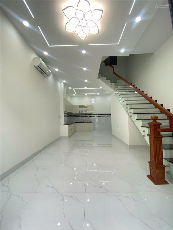Nhà 3 tầng! cạnh vinhomes  oto đậu cửa  di chuyển sang vinhomes 2'  hoàn công