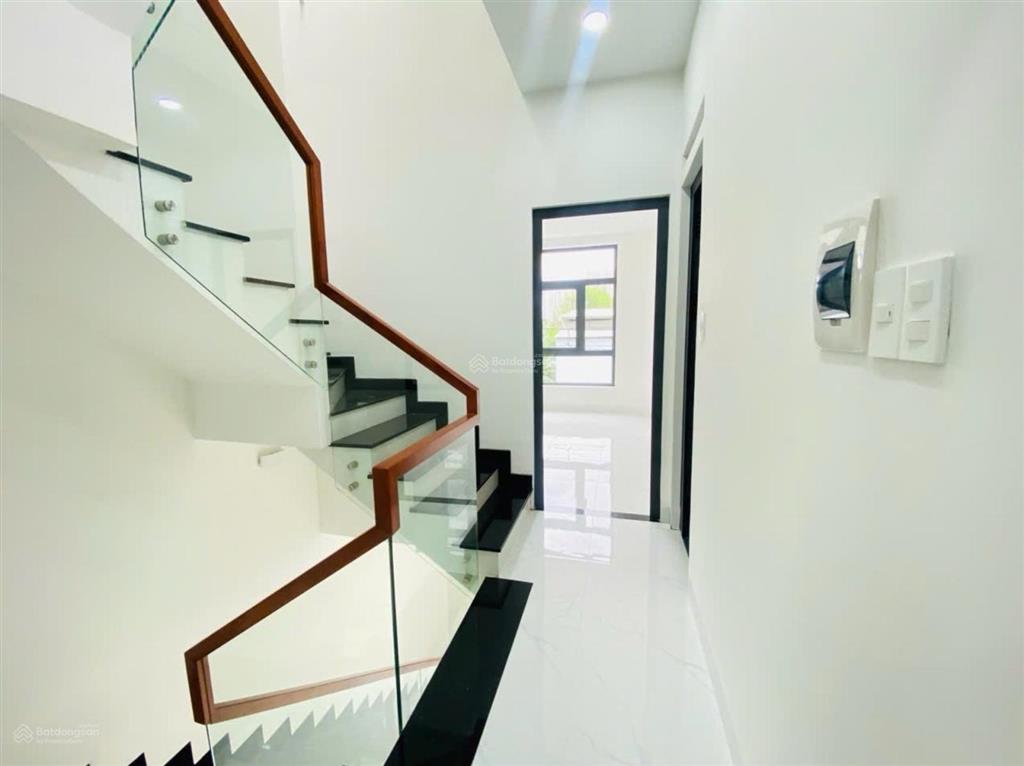 Nhà 3 tầng! cạnh vinhomes  oto đậu cửa  di chuyển sang vinhomes 2'  hoàn công