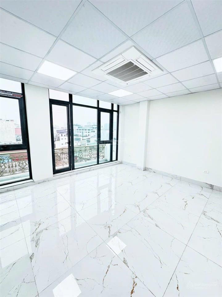 Mới tinh! sàn văn phòng phố hoàng cầu, 50m2 cho thuê 10tr/tháng, hầm xe, thang máy