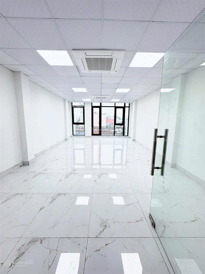 Mới tinh! sàn văn phòng phố hoàng cầu, 50m2 cho thuê 10tr/tháng, hầm xe, thang máy