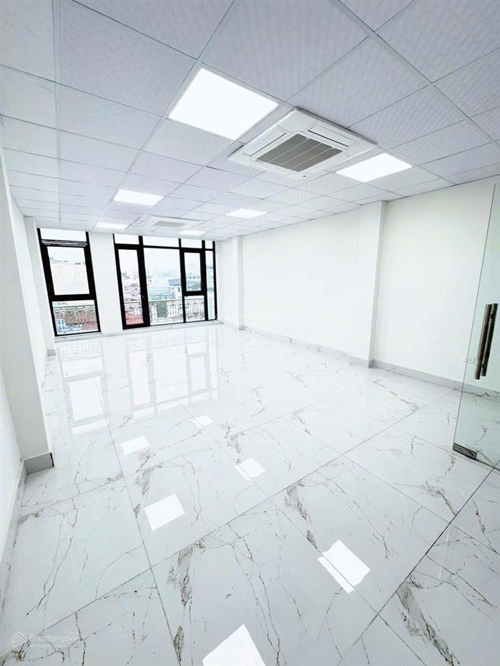 Mới tinh! sàn văn phòng phố hoàng cầu, 50m2 cho thuê 10tr/tháng, hầm xe, thang máy