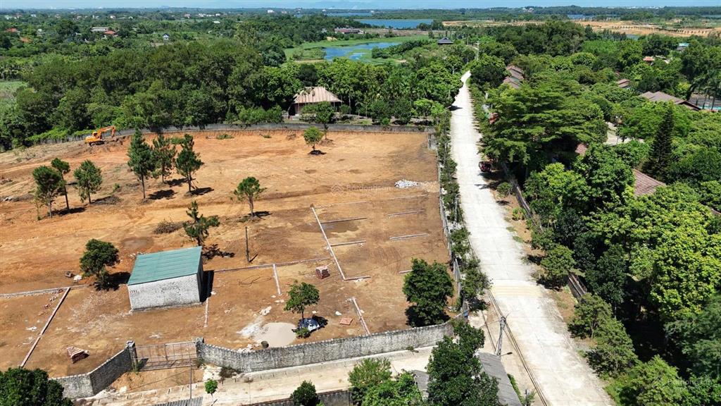 Bán gấp lô đất ba vì 150m2 ngay suối hai