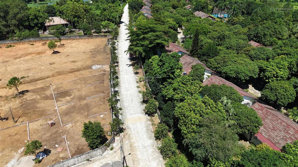 Bán gấp lô đất ba vì 150m2 ngay suối hai