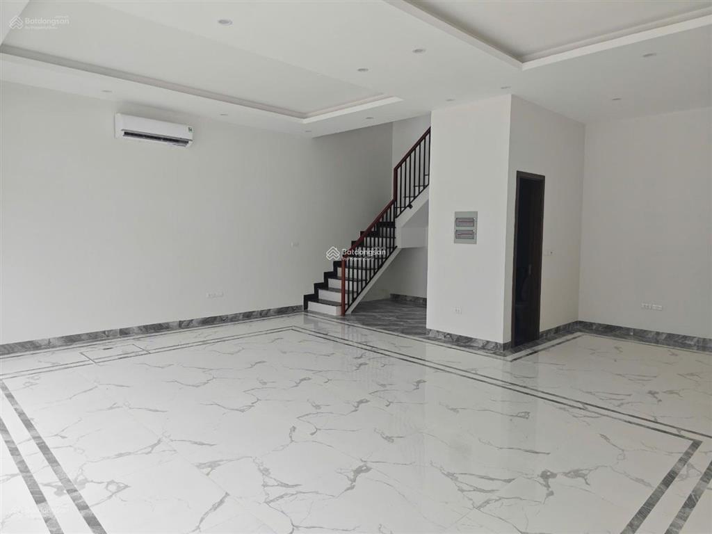 Giá 10 triệu/ tháng/ cả nhà. dt 152m2 xây 5t, mt 9,5m, đã hoàn thiện