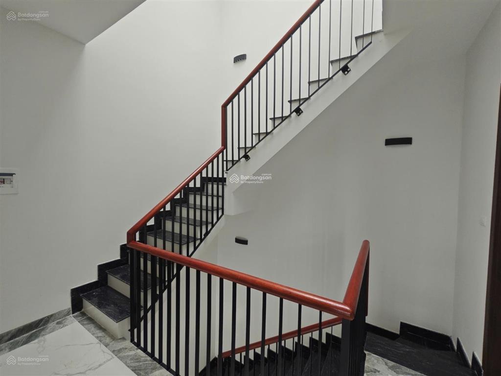 Giá 10 triệu/ tháng/ cả nhà. dt 152m2 xây 5t, mt 9,5m, đã hoàn thiện