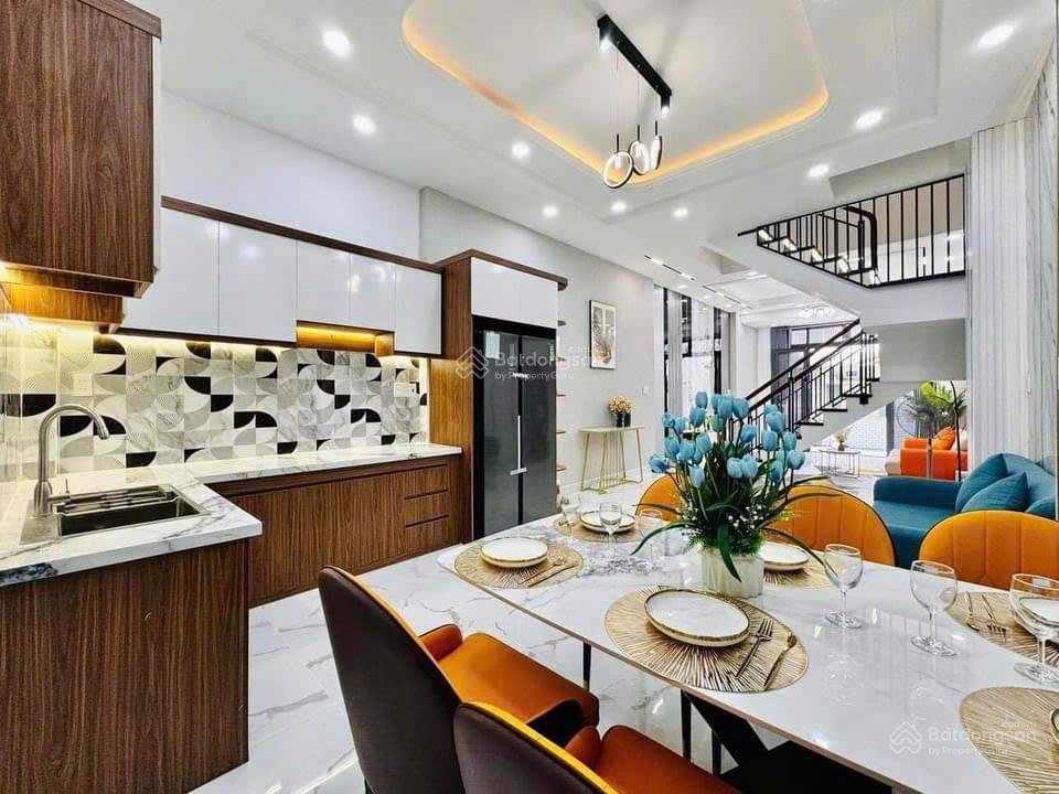 Giá 2 tỷ 880 còn tl đường nguyễn trọng tuyển phú nhuận  shr  hđ thuê 25 tr/th, full nội thất