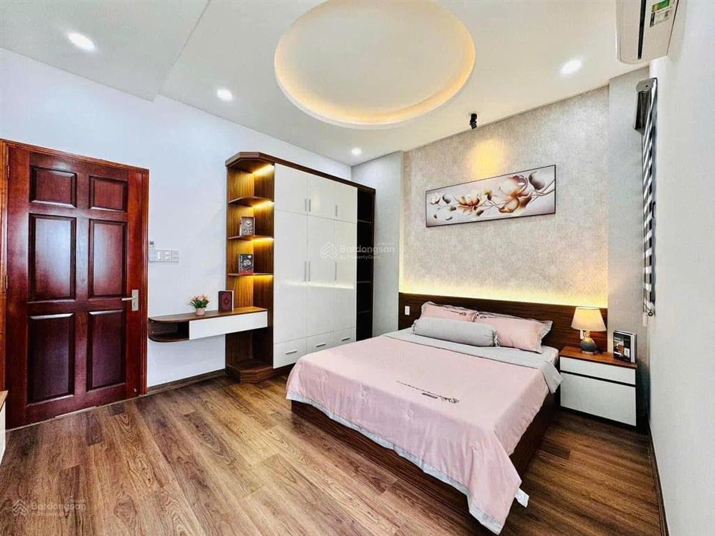 Giá 2 tỷ 880 còn tl đường nguyễn trọng tuyển phú nhuận  shr  hđ thuê 25 tr/th, full nội thất