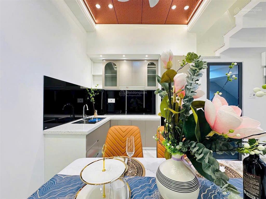 Còn tl đường tạ quang bửu quận 8  shr  hđ thuê 25 tr/th, full nội thất