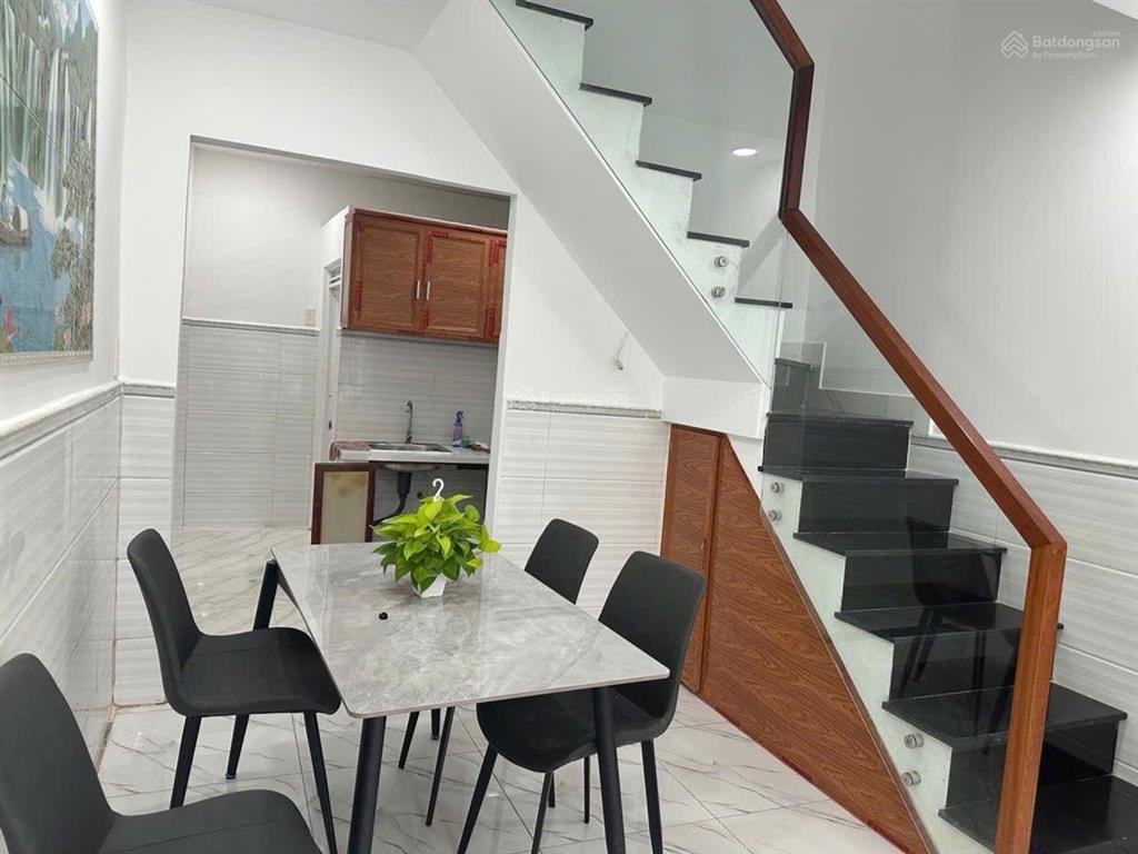 Hxh sát mặt tiền kênh tân hoá  3 tầng 4pn chỉ 3,75 tỷ