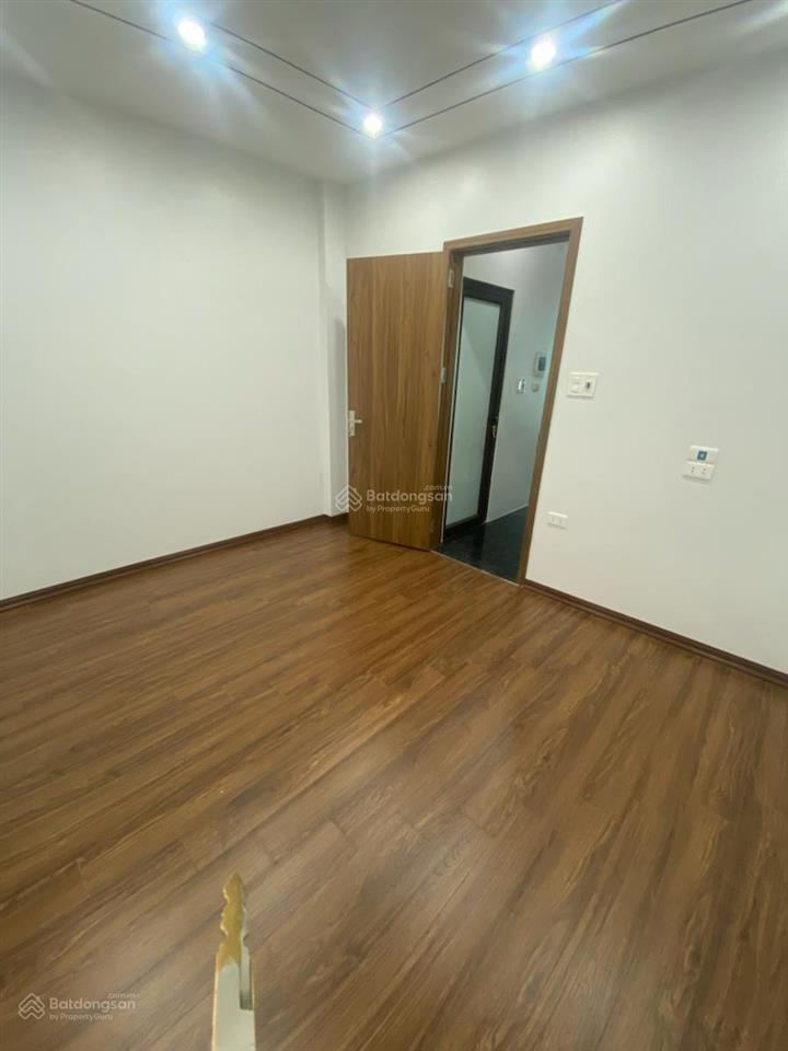 Nhà mớ  về ở ngay  ô tô đỗ gần  trước nhà rộng  2 mặt thoáng trước sau.