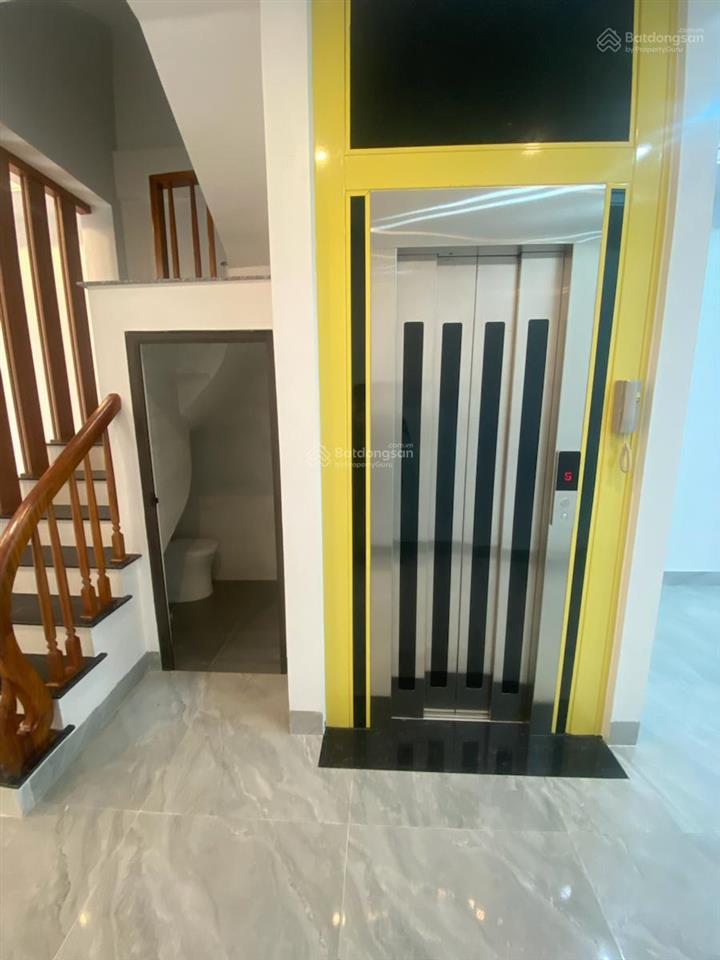 Nhà mớ  về ở ngay  ô tô đỗ gần  trước nhà rộng  2 mặt thoáng trước sau.