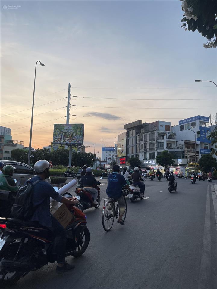 Bán nhà gần vòng xoay lê đại hành,