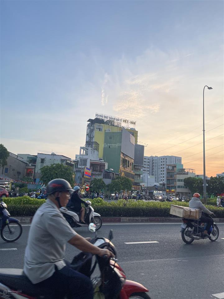 Bán nhà gần vòng xoay lê đại hành,
