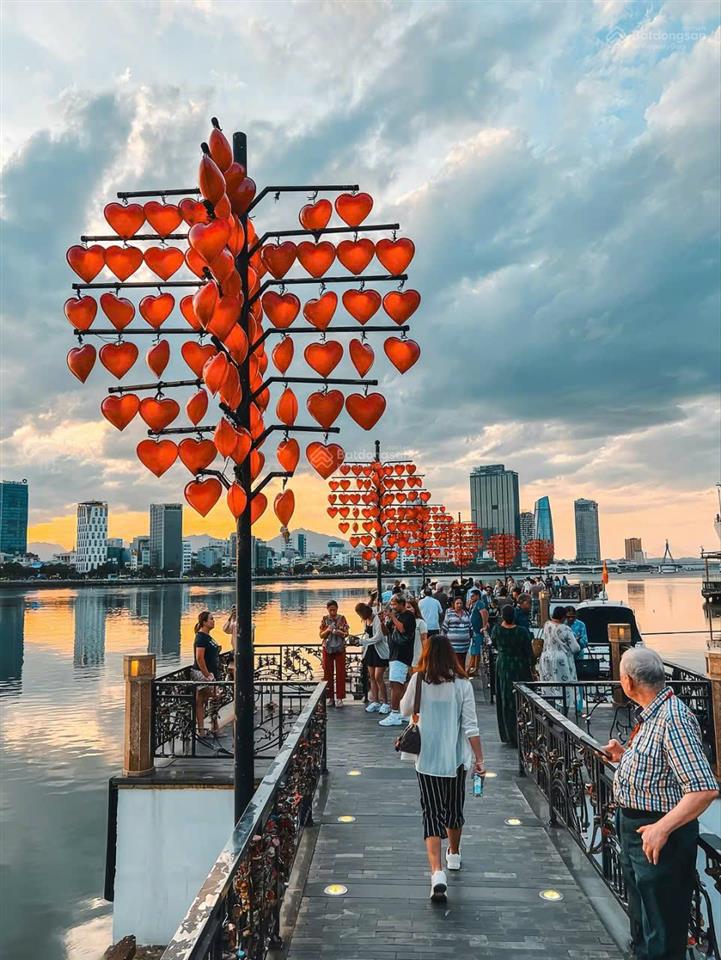 Không phải ai cũng thích ở biển. nhiều người chọn sống gần sông hàn nơi đáng sống bậc nhất đn.