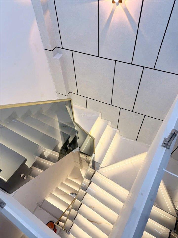 Bán nhà khánh hội, 4 tầng, 40m2, 8.78 tỷ, hxh, 4pn, hẻm thông.