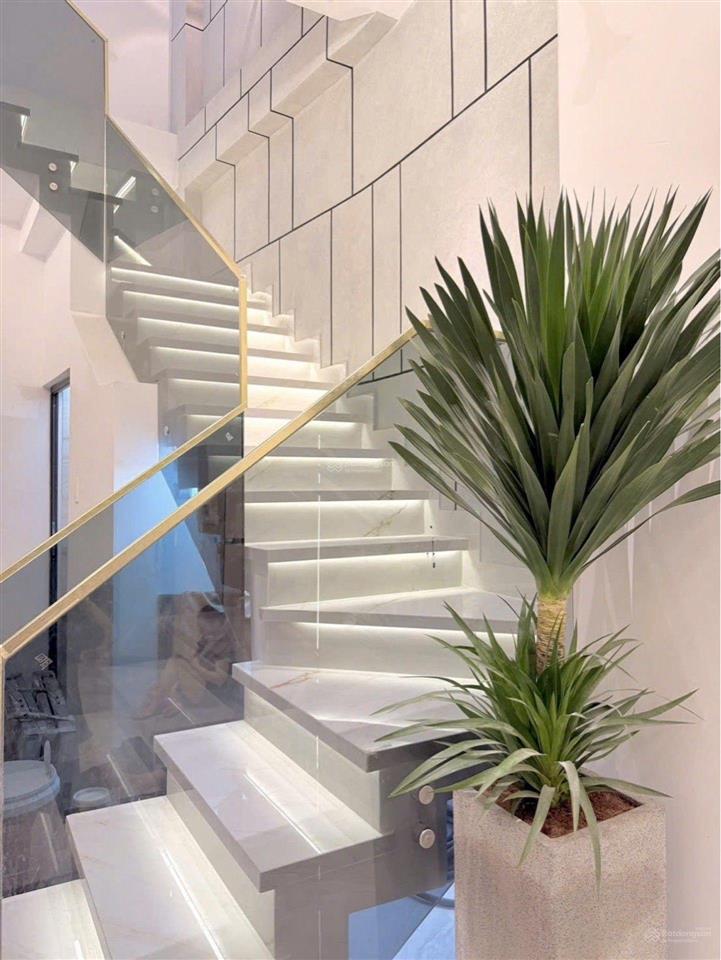 Bán nhà khánh hội, 4 tầng, 40m2, 8.78 tỷ, hxh, 4pn, hẻm thông.