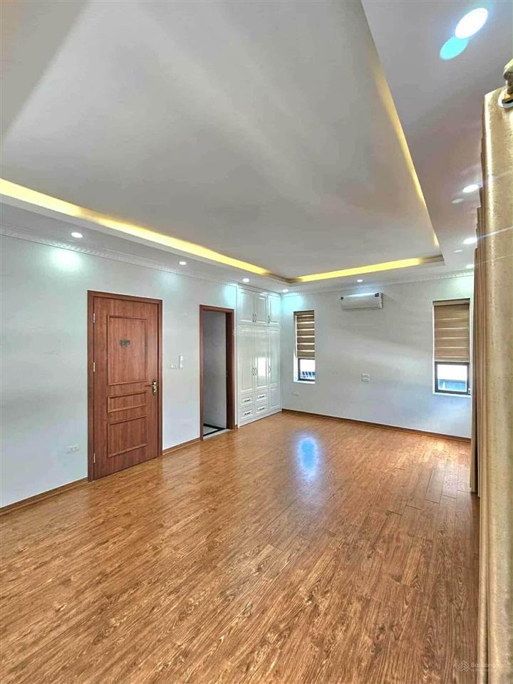 Hiếm sốc lô góc nguyễn văn linh, gara ô tô, thang máy, full nội thất. dt 40m2 x 6t x nhỉnh 11 tỷ.