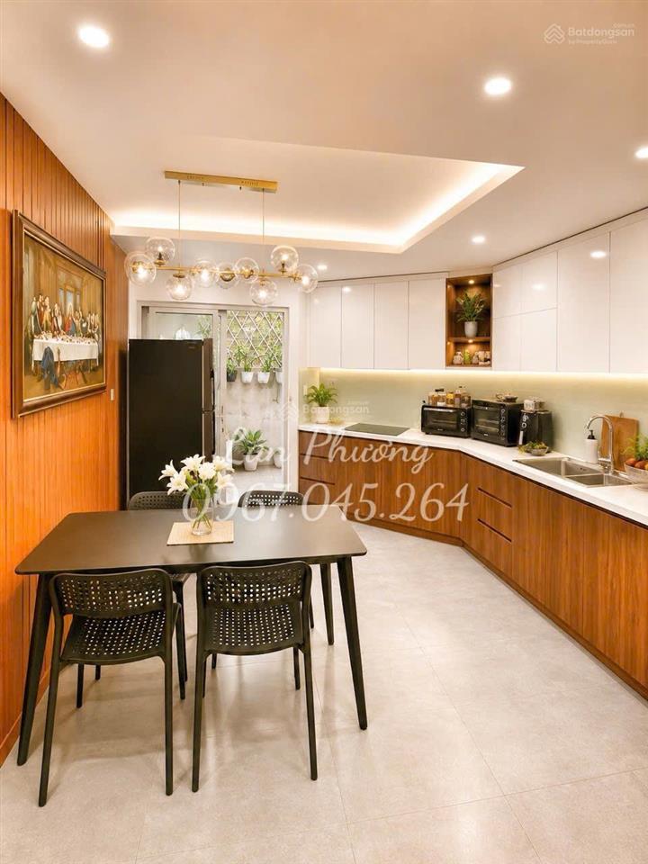 Cạnh phú mỹ hưng  ngang gần 5m  xe hơi ngủ trong nhà  nhỉnh 8 tỷ