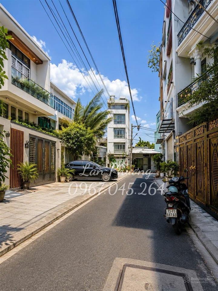 Cạnh phú mỹ hưng  ngang gần 5m  xe hơi ngủ trong nhà  nhỉnh 8 tỷ