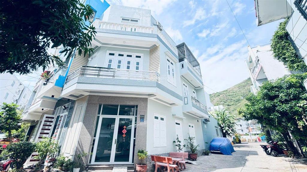 Bán nhà đẹp góc 2 mặt tiền hòn sện đối diện công viên, gần biển & núi cô tiên, giá tốt chỉ 6,5 tỷ
