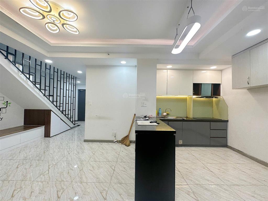 Bán nhanh penthouse sky9 100m², 3 phòng ngủ, có ban công và sân vườn, giá 4,7 tỷ