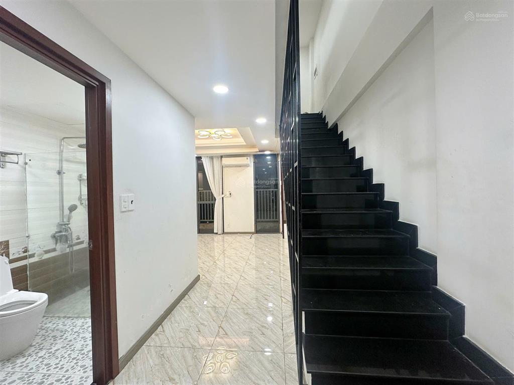 Bán nhanh penthouse sky9 100m², 3 phòng ngủ, có ban công và sân vườn, giá 4,7 tỷ