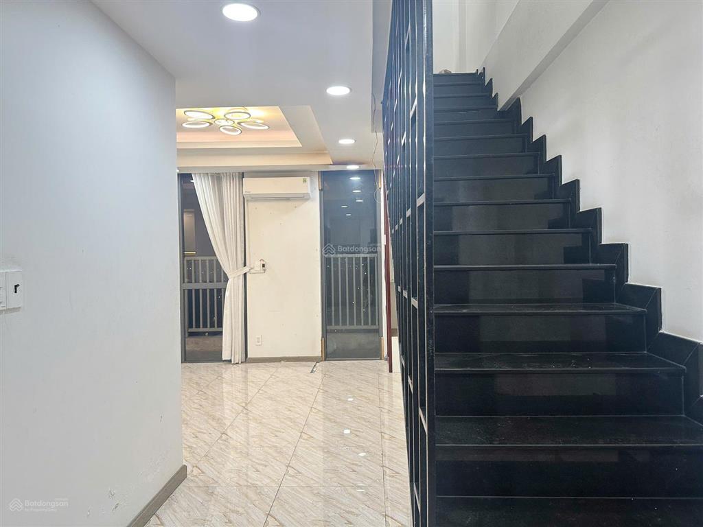 Bán nhanh penthouse sky9 100m², 3 phòng ngủ, có ban công và sân vườn, giá 4,7 tỷ