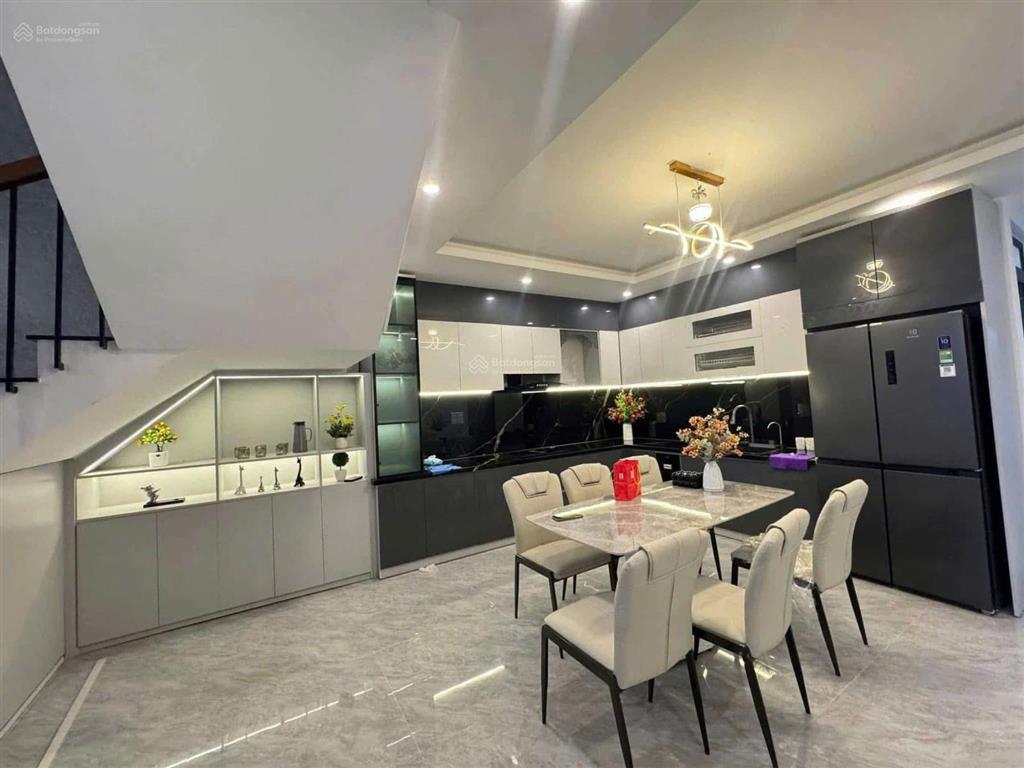 1ty930 còn tl nhà đình phong phú q9 gần trường cao đẳng công thương 1t2l 4pn4wc