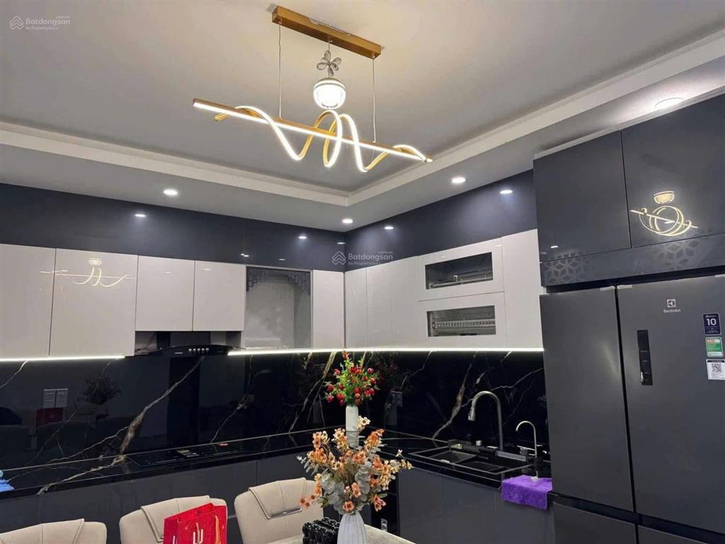 1ty930 còn tl nhà đình phong phú q9 gần trường cao đẳng công thương 1t2l 4pn4wc