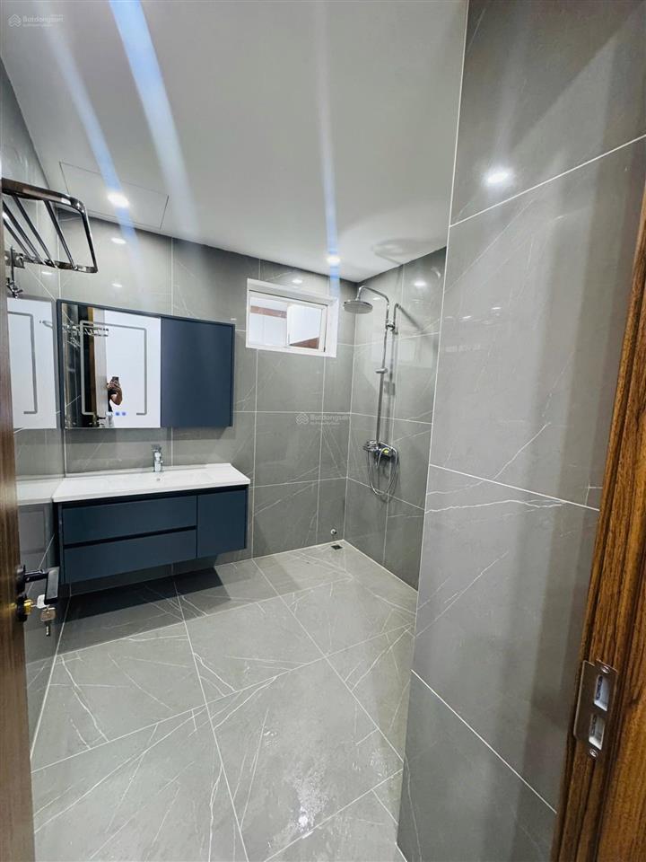 Bán căn hộ tòa 30t2 nguyễn chánh, mạc thái tổ, 68m2, 5 tỷ, 2 ngủ, 2 vs, sổ đỏ cc, full nội mới đẹp.