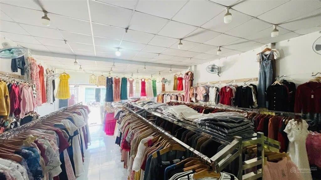 Cần bán nhà 2 mặt tiền lý thường kiệt, tt. hóc môn 111m^2 ngang 6.2m sẵn dòng tiền 15tr/tháng