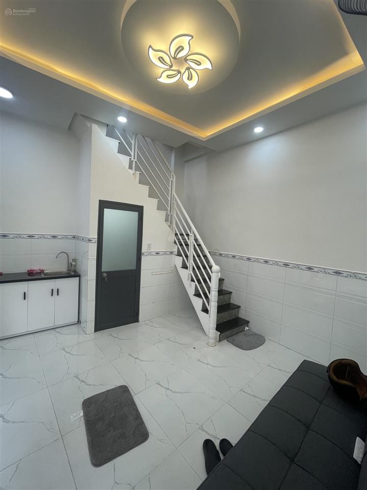 Bán nhà nhỏ bình tân  2 tầng  hẻm 4m thông  hcđ  mà chỉ 2 tỷ hơn tl ạ