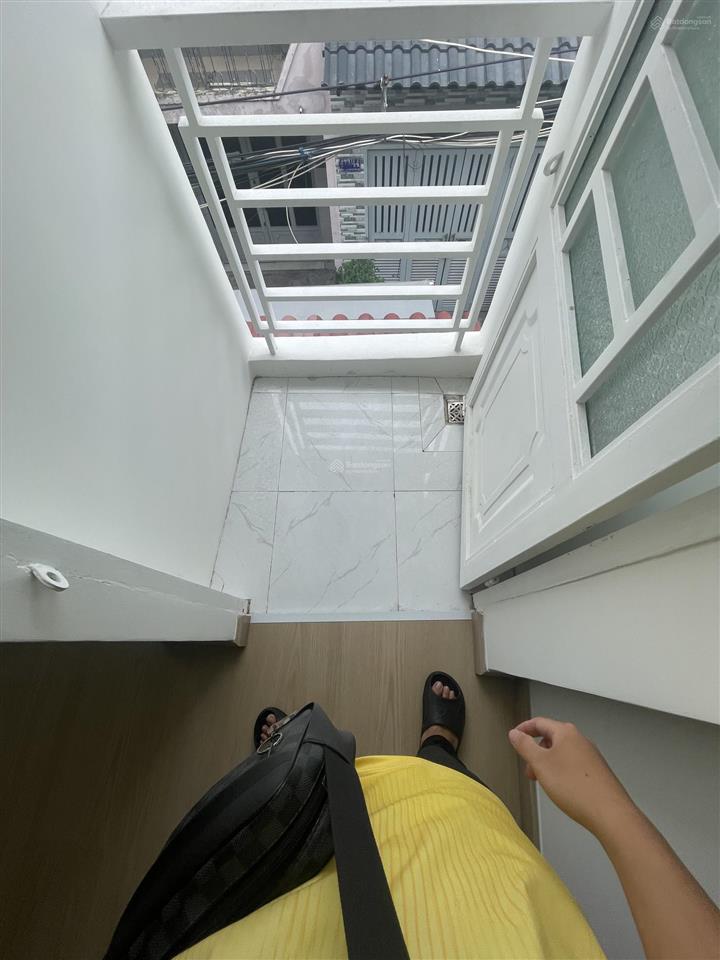 Bán nhà nhỏ bình tân  2 tầng  hẻm 4m thông  hcđ  mà chỉ 2 tỷ hơn tl ạ