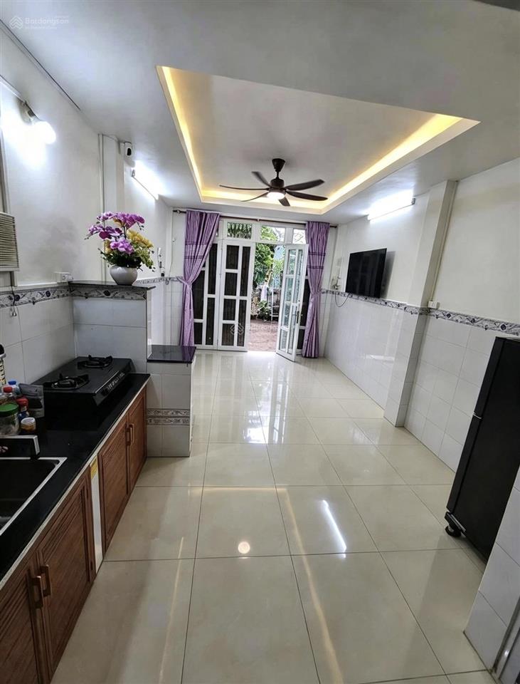Hàng nóng " 2 tỷ 8 " ! có ngay nhà 32m2 bình tân 2 tầng kiên cố mới keng hẻm 5m thông vào ở ngay !