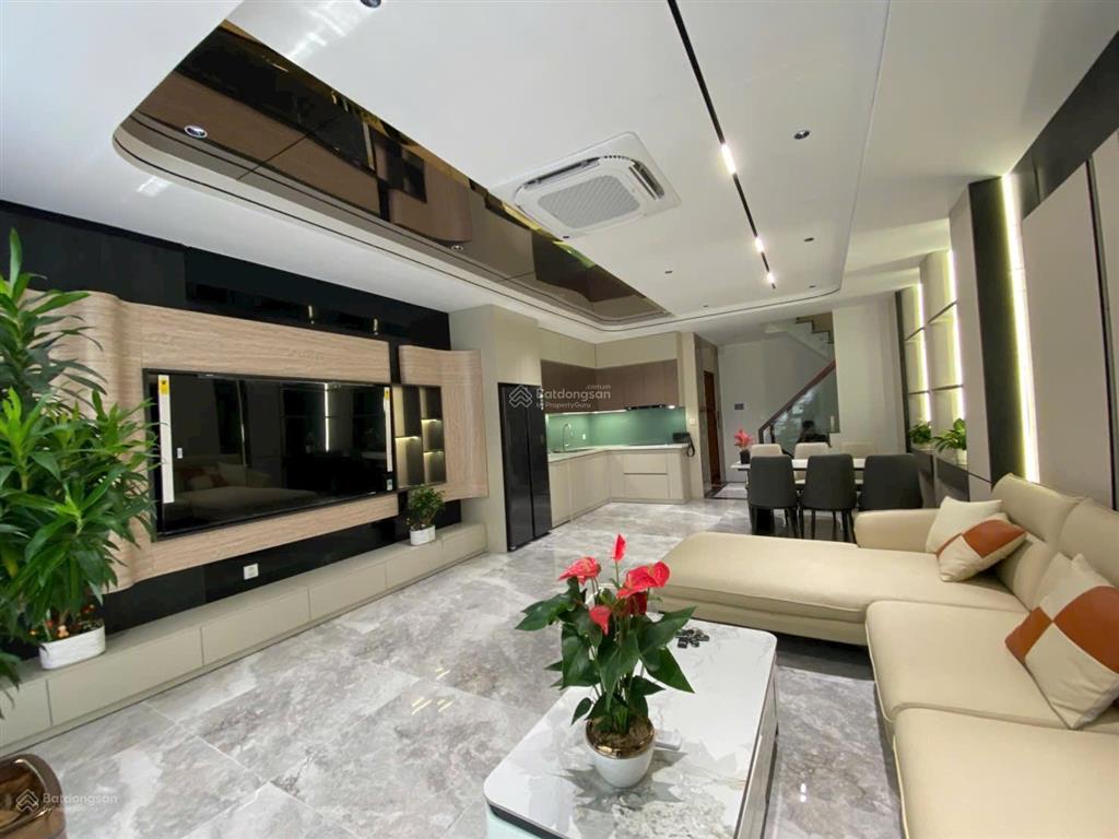 Bán gấp nhà cạnh phố nguyễn văn cừ