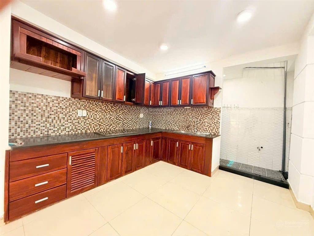 Nhà 4 tầng 6pn nở hậu không quy hoạch q7