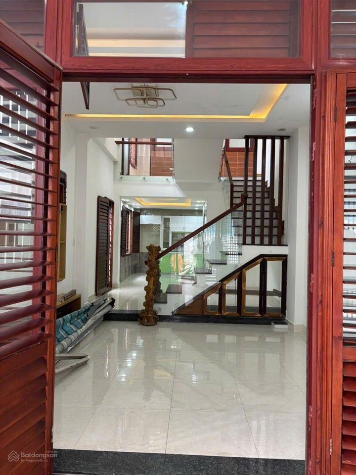 Siêu phẩm giá rẻ. nhà 3 tầng 2mk ô tô nguyễn công hoan